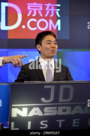 (140522) -- NEW YORK, 22 maggio 2014 (Xinhua) -- Liu qiangdong, il fondatore e CEO di Jingdong(JD.com), partecipa a una cerimonia di suonamento della campana di apertura al NASDAQ di New York, 22 maggio 2014. Jingdong(JD.com), un rivenditore online cinese, ha la sua offerta pubblica iniziale (IPO) sullo scambio Nasdaq giovedì. (Xinhua/Wang lei) US-NEW YORK-CHINESE-JINGDONG-NASDAQ-IPO PUBLICATIONxNOTxINxCHN New York 22 maggio 2014 XINHUA Liu Qiangdong fondatore e CEO di Jingdong JD Com partecipa a una cerimonia di suonamento della campana di apertura al Nasdaq di New York 22 maggio 2014 Jingdong JD Com un rivenditore online cinese Foto Stock