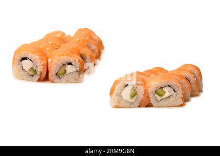 Sushi con formaggio cremoso e anguilla isolato su sfondo bianco. Foto Stock