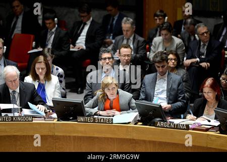 (140522) -- New York, 22 maggio 2014 (Xinhua) -- Samantha Power (C), rappresentante permanente degli Stati Uniti alle Nazioni Unite, parla dopo che il Consiglio di sicurezza ha votato su un progetto di risoluzione sulla Siria, presso la sede delle Nazioni Unite a New York, il 22 maggio 2014. La Russia e la Cina, due membri permanenti del Consiglio di sicurezza delle Nazioni Unite, giovedì hanno usato il loro potere di veto su un progetto di risoluzione destinato a deferire la guerra civile siriana alla Corte penale internazionale (ICC). (Xinhua/Niu Xiaolei) CONSIGLIO DI SICUREZZA delle Nazioni Unite-SIRIA-RISOLUZIONE PUBLICATIONxNOTxINxCHN New York 22 maggio 2014 XINHUA Samantha Power C U S Rep. Permanente Foto Stock
