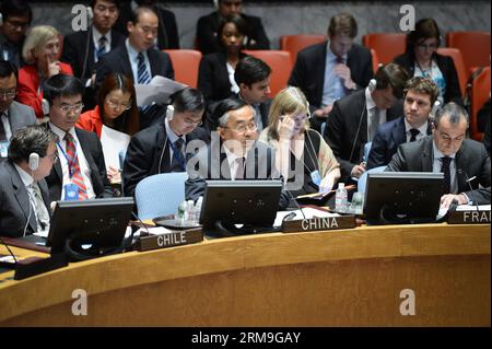 (140522) -- NEW YORK, 22 maggio 2014 (Xinhua) -- Wang min (C), vice rappresentante permanente della Cina presso le Nazioni Unite, interviene dopo che il Consiglio di sicurezza ha votato un progetto di risoluzione sulla Siria, presso la sede delle Nazioni Unite a New York, il 22 maggio 2014. La Russia e la Cina, due membri permanenti del Consiglio di sicurezza delle Nazioni Unite, giovedì hanno usato il loro potere di veto su un progetto di risoluzione destinato a deferire la guerra civile siriana alla Corte penale internazionale (ICC). (Xinhua/Niu Xiaolei) CONSIGLIO DI SICUREZZA delle Nazioni Unite-SIRIA-RISOLUZIONE PUBLICATIONxNOTxINxCHN New York 22 maggio 2014 XINHUA Wang min C Vice perm. Della Cina Foto Stock