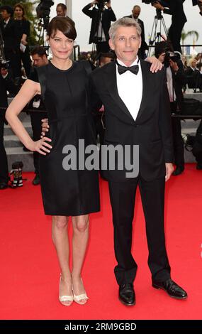 (140522) -- CANNES, 22 maggio 2014 (Xinhua) -- l'attore francese Jacques Gamblin (R) e l'attrice francese Marianne Denicourt arrivano per la proiezione di Jimmy S Hall durante il 67° Festival di Cannes, a Cannes, in Francia, 22 maggio 2014. Il film è presentato al Concorso ufficiale del festival che si svolge dal 14 al 25 maggio. (Xinhua/Ye Pingfan) FRANCE-CANNES-FILM FESTIVAL-JIMMYS HALL-SCREENING PUBLICATIONxNOTxINxCHN Cannes 22 maggio 2014 XINHUA l'attore francese Jacques Gamblin r e l'attrice francese Marianne Denicourt arrivano per la proiezione di Jimmy'S Hall durante il 67° Festival di Cannes in California Foto Stock