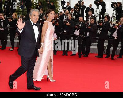 (140522) -- CANNES, 22 maggio 2014 (Xinhua) -- l'attore francese Christian Clavier (L) e la sua compagna Isabelle De Araujo arrivano per la proiezione di Jimmy's Hall durante il 67° Festival di Cannes, in Francia, 22 maggio 2014. Il film è presentato al Concorso ufficiale del festival che si svolge dal 14 al 25 maggio. (Xinhua/Ye Pingfan) FRANCE-CANNES-FILM FESTIVAL-JIMMYS HALL-SCREENING PUBLICATIONxNOTxINxCHN Cannes 22 maggio 2014 XINHUA l'attore francese Christian Clavier l e la sua partner Isabelle de Araujo arrivano per la proiezione della Jimmy'S Hall durante il 67° Festival di Cannes a Cann Foto Stock