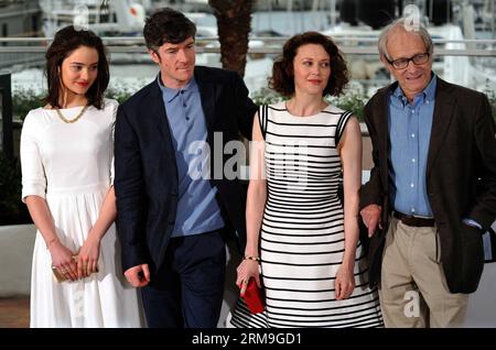 (140522) -- CANNES, 22 maggio 2014 (Xinhua) -- (da L a R) l'attrice Aisling Francios, l'attore Barry Ward, l'attrice Simone Kirby e il regista Ken Loach posa per le foto per la proiezione di Jimmy S Hall durante il 67° Festival di Cannes, in Francia, 22 maggio 2014. Il film è presentato al Concorso ufficiale del festival che si svolge dal 14 al 25 maggio. (Xinhua/Chen Xiaowei) FRANCE-CANNES-FILM FESTIVAL-JIMMYS HALL-SCREENING PUBLICATIONxNOTxINxCHN Cannes 22 maggio 2014 XINHUA da l a r attrice Aisling attore Barry Ward attrice Simone Kirby e regista Ken Loach posa per le foto per Foto Stock