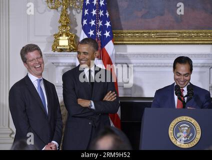 Il presidente degli Stati Uniti Barack Obama (C) ridere con l'attuale segretario del Dipartimento per gli alloggi e lo sviluppo urbano (HUD) Shaun Donovan (L) mentre il sindaco di San Antonio Julian Castro parla durante la nomina di Shaun Donovan a capo dell'Ufficio di gestione e bilancio, e Julian Castro a guidare HUD, alla Casa Bianca a Washington D.C., 23 maggio 2014. (Xinhua/Yin Bogu) Stati Uniti-WASHINGTON-OBAMA-CABINET-NOMINEES PUBLICATIONxNOTxINxCHN il presidente degli Stati Uniti Barack Obama C ridere con l'attuale segretario del Dipartimento per l'edilizia abitativa e lo sviluppo urbano Shaun Donovan l come il sindaco di San Antonio Julian Castro parla durante il T Foto Stock