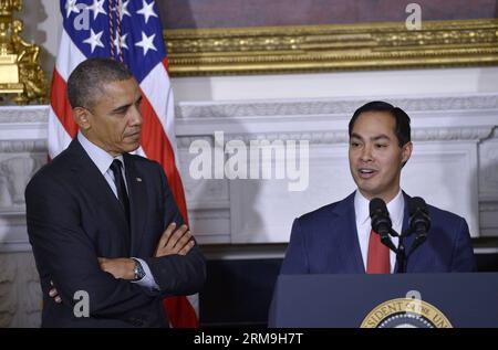 Il presidente degli Stati Uniti Barack Obama (L) ascolta mentre il sindaco di San Antonio Julian Castro parla durante la nomina dell'attuale segretario del Dipartimento dell'edilizia abitativa e dello sviluppo urbano (HUD) Shaun Donovan come capo dell'Ufficio di gestione e bilancio, e il sindaco di San Antonio Julian Castro a guidare HUD, alla Casa Bianca a Washington D.C., 23 maggio 2014. (Xinhua/Yin Bogu) U.S.-WASHINGTON-OBAMA-CABINET-NOMINEES PUBLICATIONxNOTxINxCHN il presidente degli Stati Uniti Barack Obama l ascolta come il sindaco di San Antonio Julian Castro parla durante la nomina dell'attuale segretario di HUD Shaun del Dipartimento per l'edilizia abitativa e lo sviluppo urbano Foto Stock