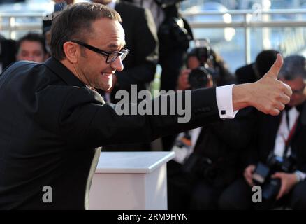 (140524) -- CANNES, 24 maggio 2014 (Xinhua) -- il regista russo Andrey Zvyagintsev presenta il premio Best Screenplay del 67° Festival di Cannes per il suo film Leviathan, a Cannes, in Francia, 24 maggio 2014.(Xinhua/Chen Xiaowei) FRANCE-CANNES-FILM FESTIVAL-AWARDS PUBLICATIONxNOTxINxCHN Cannes 24 maggio 2014 XINHUA il regista russo Andrey Zvyagintsev presenta il miglior Screenplay Award del 67° Festival di Cannes per il suo Film Leviathan a Cannes Francia 24 maggio 2014 XINHUA Chen Xiaowei France Cannes Film Festival Awards PUBLICATIONxTxINxCHN Foto Stock