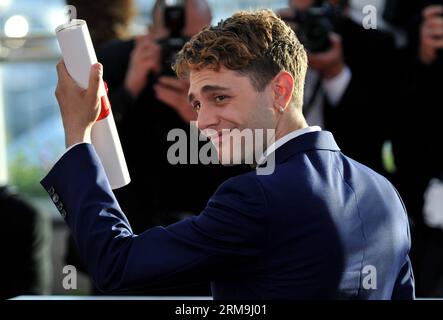 (140524) -- CANNES, 24 maggio 2014 (Xinhua) -- il regista Xavier Dolan presenta il Premio della giuria del 67° Festival di Cannes per il suo film Mamma, a Cannes, Francia, 24 maggio 2014.(Xinhua/Chen Xiaowei) FRANCE-CANNES-FILM FESTIVAL-AWARDS PUBLICATIONxNOTxINxCHN Cannes 24 maggio 2014 XINHUA Direttore Xavier Dolan presenta il Premio della giuria del 67° Festival di Cannes per la sua Mamma del Cinema a Cannes Francia 24 maggio 2014 XINHUA Chen Xiaowei France Cannes Film Festival Awards PUBLICATIONxNOTxINxCHN Foto Stock