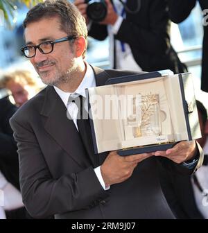 (140524) -- CANNES, 24 maggio 2014 (Xinhua) -- il regista turco Nuri Bilge Ceylan presenta il premio Palme d Or del 67° Festival di Cannes per il suo film Winter Sleep, a Cannes, Francia, 24 maggio 2014.(Xinhua/Chen Xiaowei) FRANCE-CANNES-FILM FESTIVAL-AWARDS PUBLICATIONxNOTxINxCHN Cannes 24 maggio 2014 XINHUA Turkish Director Nuri Bilge Ceylan presenta il Palme D Or Award del 67° Festival di Cannes per il suo Film Winter Sleep a Cannes Francia 24 maggio 2014 XINHUA Chen Xiaowei France Cannes Film Festival Awards PUBLICATIONxNOTxINxCHN Foto Stock