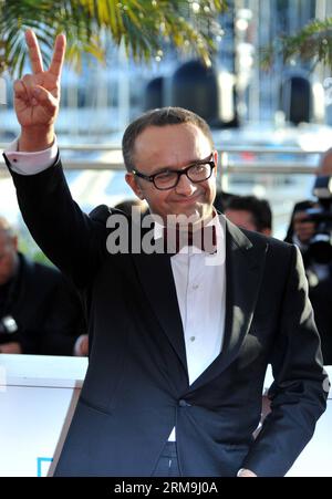 (140524) -- CANNES, 24 maggio 2014 (Xinhua) -- il regista russo Andrey Zvyagintsev presenta il premio Best Screenplay del 67° Festival di Cannes per il suo film Leviathan, a Cannes, in Francia, 24 maggio 2014.(Xinhua/Chen Xiaowei) FRANCE-CANNES-FILM FESTIVAL-AWARDS PUBLICATIONxNOTxINxCHN Cannes 24 maggio 2014 XINHUA il regista russo Andrey Zvyagintsev presenta il miglior Screenplay Award del 67° Festival di Cannes per il suo Film Leviathan a Cannes Francia 24 maggio 2014 XINHUA Chen Xiaowei France Cannes Film Festival Awards PUBLICATIONxTxINxCHN Foto Stock