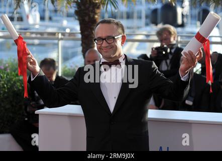 (140524) -- CANNES, 24 maggio 2014 (Xinhua) -- il regista russo Andrey Zvyagintsev presenta il premio Best Screenplay del 67° Festival di Cannes per il suo film Leviathan, a Cannes, in Francia, 24 maggio 2014.(Xinhua/Chen Xiaowei) FRANCE-CANNES-FILM FESTIVAL-AWARDS PUBLICATIONxNOTxINxCHN Cannes 24 maggio 2014 XINHUA il regista russo Andrey Zvyagintsev presenta il miglior Screenplay Award del 67° Festival di Cannes per il suo Film Leviathan a Cannes Francia 24 maggio 2014 XINHUA Chen Xiaowei France Cannes Film Festival Awards PUBLICATIONxTxINxCHN Foto Stock