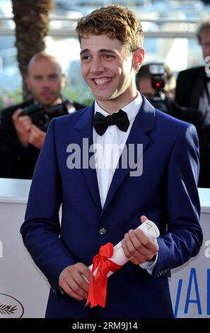 (140524) -- CANNES, 24 maggio 2014 (Xinhua) -- il regista Xavier Dolan presenta il Premio della giuria del 67° Festival di Cannes per il suo film Mamma, a Cannes, Francia, 24 maggio 2014.(Xinhua/Chen Xiaowei) FRANCE-CANNES-FILM FESTIVAL-AWARDS PUBLICATIONxNOTxINxCHN Cannes 24 maggio 2014 XINHUA Direttore Xavier Dolan presenta il Premio della giuria del 67° Festival di Cannes per la sua Mamma del Cinema a Cannes Francia 24 maggio 2014 XINHUA Chen Xiaowei France Cannes Film Festival Awards PUBLICATIONxNOTxINxCHN Foto Stock