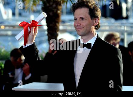 (140524) -- CANNES, 24 maggio 2014 (Xinhua) -- il regista statunitense Bennett Miller presenta il premio come miglior regista del 67° Festival di Cannes per il suo film Foxcather, a Cannes, in Francia, 24 maggio 2014.(Xinhua/Chen Xiaowei) FRANCE-CANNES-FILM FESTIVAL-AWARDS PUBLICATIONxNOTxINxCHN Cannes 24 maggio 2014 XINHUA U S Director Bennett Miller presenta il Best Director Award del 67° Festival di Cannes per il suo Film a Cannes Francia 24 maggio 2014 XINHUA Chen Xiaowei France Cannes Film Festival Awards PUBLICATIONxNOTxINxCHN Foto Stock