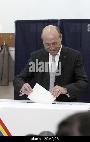 Il presidente rumeno Traian Basescu esprime il suo voto per le elezioni europee del Parlaiment a Bucarest, capitale della Romania, il 25 maggio 2014. (Xinhua/Gabriel Petrescu) ROMANIA-ELEZIONI EUROPEE PUBLICATIONxNOTxINxCHN il presidente rumeno Traian Basescu esprime il suo VOTO per le elezioni europee del Parlamento europeo a Bucarest capitale della Romania maggio 25 2014 XINHUA Gabriel Romania ELEZIONI europee PUBLICATIONXNOTXINXCHN Foto Stock