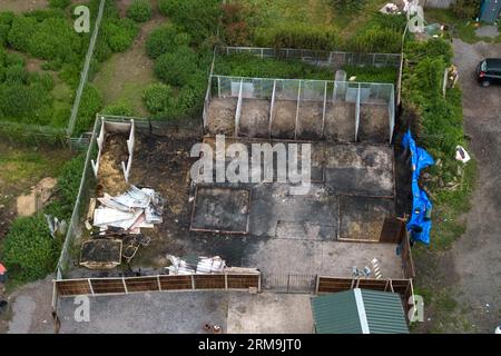 The Holloway, Swindon, Dudley, staff, 27 agosto 2023 - bruciato i resti di canile al Bluerose Dog Park sulla Holloway vicino a Swindon e Dudley. Undici cani domestici sono morti a causa dell'incendio nella campagna dello Staffordshire meridionale sabato 26 agosto. Un portavoce della compagnia ha detto alla BBC che il personale del sito era "completamente devastato" in quanto "tentava disperatamente di arrivare" ai cani durante l'incendio. Nonostante gli animali non fossero rinchiusi, sembrava che fossero "superati dai fumi" e non potessero uscire, hanno detto.**PERMESSO DI VOLARE DRONE CONCESSO DA HALFPENNY VERDE A. Foto Stock