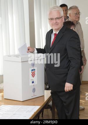 (140525) -- ZAGABRIA, 25 maggio 2014 (Xinhua) - il presidente croato Ivo Josipovic esprime il suo voto in un collegio elettorale a Zagabria, capitale della Croazia, il 25 maggio 2014. La Croazia, 28° Stato membro dell'UE, ha tenuto le sue seconde elezioni per il Parlamento europeo domenica. (Xinhua/Miso Lisanin) CROAZIA-PARLAMENTO-UE-ELEZIONI PUBLICATIONxNOTxINxCHN Zagabria maggio 25 2014 XINHUA il presidente croato Ivo Josipovic pronuncia il suo VOTO IN una stazione di polling a Zagabria capitale della Croazia maggio 25 2014 il 28° Stato membro della Croazia eroe le sue seconde elezioni per il Parlamento europeo domenica XINHUA Miso Croazia Parlamento UE Foto Stock