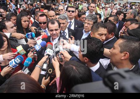 Il candidato presidenziale colombiano per il partito Centro Democratico Oscar Ivan Zuluaga (C) parla con i rappresentanti dei media dopo aver espresso il suo voto durante le elezioni presidenziali a Bogotà, in Colombia, il 25 maggio 2014. Gli elettori colombiani sono andati alle urne domenica mattina per eleggere un nuovo presidente per i successivi quattro anni. (Xinhua/Jhon Paz) (da) (fnc) COLOMBIA-BOGOTÀ-POLITICHE-ELEZIONI PUBLICATIONxNOTxINxCHN candidato presidenziale colombiano per il Partito del Centro Democratico Oscar Ivan Zuluaga C parla con i rappresentanti dei media dopo aver espresso il suo VOTO durante le elezioni presidenziali a Bogotà Colombia Foto Stock