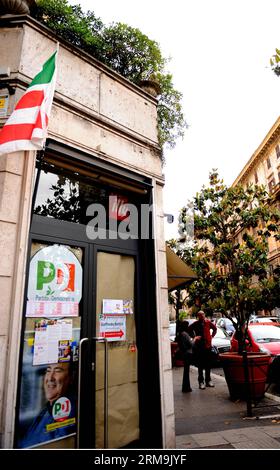 (140525) -- ROMA, 25 maggio 2014 (Xinhua) -- cartelli elettorali per le elezioni del Parlamento europeo sono visibili sul muro esterno di un ufficio del Partito Democratico italiano a Roma, Italia, il 25 maggio 2014. Domenica è l'ultimo giorno di votazione in tutta Europa per le elezioni del Parlamento europeo del 2014. (Xinhua/Xu Nizhi) ITALIA-ELEZIONI DEL PARLAMENTO EUROPEO PUBLICATIONxNOTxINxCHN Roma maggio 25 2014 i cartelli della campagna di XINHUA per LE ELEZIONI del Parlamento europeo sono Laghi SUL muro esterno del Partito Democratico dell'Ufficio del Partito Italiano a Roma Italia IL 25 2014 maggio domenica segna il giorno del carico del voto attraverso l'EUR Foto Stock