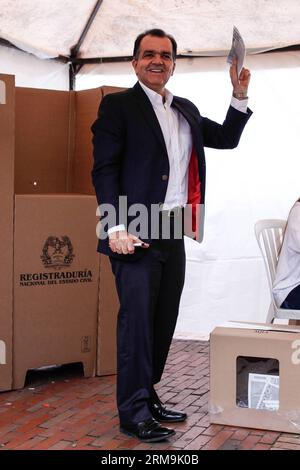 Il candidato presidenziale colombiano per il Partito del Centro Democratico Oscar Ivan Zuluaga pronuncia il suo voto durante le elezioni presidenziali a Bogotà, in Colombia, il 25 maggio 2014. Gli elettori colombiani sono andati alle urne domenica mattina per eleggere un nuovo presidente per i successivi quattro anni.(Xinhua/Jhon Paz) (da) (fnc) COLOMBIA-BOGOTÀ-POLITICHE-ELEZIONI PUBLICATIONxNOTxINxCHN candidato presidenziale colombiano per il Partito del Centro Democratico Oscar Ivan Zuluaga pronuncia il suo VOTO durante le elezioni presidenziali a Bogotà in Colombia IL 25 2014 maggio gli elettori colombiani sono andati alle urne domenica mattina per eleggere un nuovo presidente Foto Stock