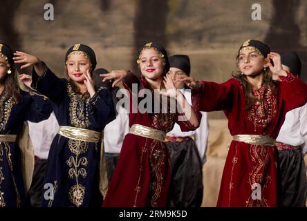 Gli artisti ballano al padiglione della cultura libanese durante il 29° Festival annuale delle culture di Carassauga a Mississauga, Ontario, Canada, 25 maggio 2014. Inaugurato venerdì, questo evento di tre giorni offre ai visitatori l'opportunità di viaggiare in oltre 70 paesi e regioni senza lasciare la città in un solo weekend. (Xinhua/Zou Zheng) CANADA-TORONTO-CULTURE FESTIVAL PUBLICATIONxNOTxINxCHN Performers Dance AL Lebanon Culture Pavilion durante il 29° Festival annuale delle Culture a Mississauga Ontario Canada il 25 2014 maggio ha avuto inizio venerdì questo evento di tre giorni offre ai visitatori l'Opportunit Foto Stock