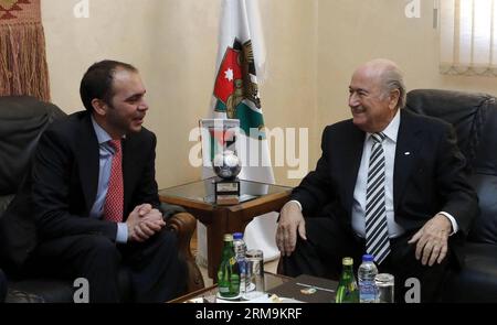 (140526) -- AMMAN, 26 maggio 2014 (Xinhua) -- il presidente della FIFA Sepp Blatter (R) incontra il principe della Giordania Ali bin al Hussein dopo la conferenza stampa congiunta tenutasi ad Amman il 26 maggio 2014. (Xinhua/Mohammad Abu Ghosh) (SP)GIORDANIA-AMMAN-FIFA-BLATTER PUBLICATIONxNOTxINxCHN Amman maggio 26 2014 il presidente della FIFA di XINHUA Sepp Blatter r incontra il principe giordano Ali am al Hussein dopo la loro conferenza congiunta di notizie ad Amman maggio 26 2014 XINHUA Mohammad Abu Ghosh SP Jordan Amman FIFA Blatter PUBLICATIONXNOTXINXCHN Foto Stock