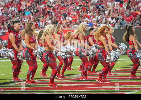Tampa Bay, Florida, USA, 26 agosto 2023, i Tampa Bay Buccaneers cheerleader che ballano di routine al Raymond James Stadium. (Foto Credit: Marty Jean-Louis/Alamy Live News Foto Stock
