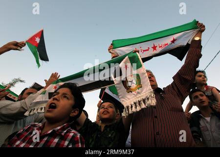 (140526) -- AMMAN, 26 maggio 2014 (Xinhua) -- popolo siriano che vive in Giordania grida slogan contro il presidente siriano Bashar AL-Assad davanti all'ambasciata siriana ad Amman, Giordania, il 26 maggio 2014. Come rappresaglia per una mossa simile, lunedì il Ministero degli Esteri siriano ha dichiarato la carica d affaire giordana a Damasco come persona non grata, secondo l'agenzia di stampa ufficiale sana. (Xinhua/Mohammad Abu Ghosh) GIORDANIA-AMMAN-PROTESTA-SIRIA PUBLICATIONxNOTxINxCHN Amman maggio 26 2014 XINHUA celebrità siriane che vivono in Giordania gridano slogan contro il presidente siriano Bashar al Assad di fronte al siriano Foto Stock