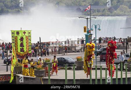 TORONTO, 26 maggio 2014 - Una squadra di danza leone della Chinese Foshan Nanhai Huangfeihong Zhonglian Lion Dragon & Martial Art Association si esibisce a Niagara Falls, Ontario, Canada, 26 maggio 2014. (Xinhua/Zou Zheng) CANADA-TORONTO-CHINESE LION DANCE PUBLICATIONxNOTxINxCHN Toronto maggio 26 2014 un Lion Dance Team della Chinese Foshan Nanhai Zhonglian Lion Dragon & Martial Art Association si esibisce a Niagara Falls Ontario Canada maggio 26 2014 XINHUA Zou Zheng Canada Toronto Chinese Lion Dance PUBLICATIONxNOTxINxCHN Foto Stock