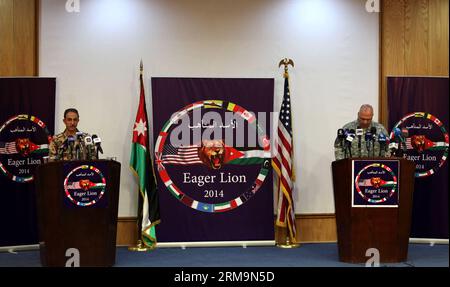 (140527) -- AMMAN, 27 maggio 2014 (Xinhua) -- il maggiore generale dell'esercito statunitense Robert Catalanotti (R), direttore degli esercizi e dell'addestramento del comando centrale degli Stati Uniti, partecipa a una conferenza stampa riguardante l'esercizio di addestramento multilaterale annuale Eager Lion con il brigadiere Fahad Faleh al Damen, direttore giordano delle forze armate di addestramento ad Amman, Giordania, 27 maggio 2014. L'esercitazione militare internazionale Eager Lion, che ha ospitato la Giordania, iniziata questa settimana con la partecipazione di 22 paesi, cerca di rafforzare le competenze dell'esercito giordano e migliorare la cooperazione, ha dichiarato martedì le forze armate giordane. (Xinhua/ Foto Stock