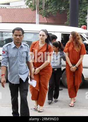 (140528) -- PHNOM PENH, 28 maggio 2014 (Xinhua) -- la nazionale francese Charlene Savarino (2nd L) e la nazionale australiana Ann Yoshe Taylor (1st R) sono portate al tribunale municipale di Phnom Penh per ascoltare il loro verdetto a Phnom Penh, Cambogia, 28 maggio 2014. Il tribunale municipale di Phnom Penh mercoledì ha condannato tre stranieri, tra cui un nigeriano, un adolescente francese e una donna australiana di traffico di droga, condannandoli a un periodo compreso tra 23 e 27 anni di carcere, secondo un verdetto letto dal giudice Kor Vandy. (Xinhua/Sovannara)(zjl) CAMBOGIA-PHNOM PENH-STRANIERI-PRIGIONE-TRAFFICO DI EROINA PUBLICATIONx Foto Stock