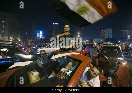 Un uomo sventola una bandiera nazionale egiziana durante una manifestazione per celebrare la vittoria di Abdel Fattah al-Sisi nelle elezioni presidenziali in Piazza Tahrir al Cairo, in Egitto, il 28 maggio 2014. Il conteggio iniziale dei sondaggi di mercoledì ha mostrato che l'ex capo militare egiziano Abdel Fattah al-Sisi avrebbe ottenuto una vittoria schiacciante nelle elezioni presidenziali appena concluse. (Xinhua/cui Xinyu) (srb) EGITTO-CAIRO-ELEZIONI PRESIDENZIALI-RISULTATO PUBLICATIONxNOTxINxCHN a Man Waves to Egyptian National Flag durante un raduno per celebrare la vittoria di Abdel Fattah al Sisi NELLE ELEZIONI presidenziali IN Piazza Tahrir al Cairo Foto Stock