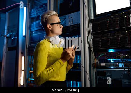 Specialista di analisi IT che gestisce i server dei supercomputer presso i grandi data center Foto Stock