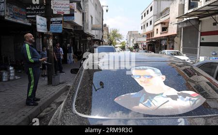 KARDAHA, (Xinhua) -- la foto del presidente siriano Bashar al-Assad è vista sul finestrino di un'auto a Kardaha, Latakia, in Siria, il 26 maggio 2014, prima delle elezioni presidenziali previste per il 3 giugno. Kardaha è la città natale di Bashar al-Assad. (Xinhua/Zhang Naijie) SYRIA-KARDAHA-PRESIDENTIAL ELECTION-FEATURE PUBLICATIONxNOTxINxCHN XINHUA l'immagine del presidente siriano Bashar al Assad IS Lakes ON the Window of a Car in of Syria IL 26 2014 maggio prima delle ELEZIONI presidenziali previste IL 3 giugno È la città natale di Bashar al Assad XINHUA Zhang Syria Presidential ELECTION Feature PUBLICATIONxNOTxINx Foto Stock