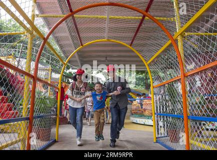 Un bambino di cinque anni con talassemia gioca con i volontari in un parco divertimenti nel punto panoramico di Foreigners Street a Chongqing, nel sud-ovest della Cina, il 31 maggio 2014. Un totale di dodici bambini affetti da talassemia si sono divertiti nel parco gratuitamente per salutare la prossima giornata internazionale dei bambini. (Xinhua/Chen Cheng) (wf) CHINA-CHONGQING-CHILDREN'S DAY (CN) PUBLICATIONxNOTxINxCHN un bambino di cinque anni con GIOCHI con volontari AL parco divertimenti nella Foreigners Street Scenic Spot a Chongqing nel sud-ovest della Cina maggio 31 2014 un totale di dodici bambini hanno goduto del Parco gratuitamente per salutare T. Foto Stock