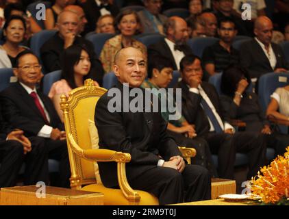 (140531) -- PHNOM PENH, 31 maggio 2014 (Xinhua) -- il re cambogiano Norodom Sihamoni (C) presiede la cerimonia di apertura del 2° International Film Heritage Festival a Phnom Penh, Cambogia, 31 maggio 2014. Il 2° International Film Heritage Festival ha aperto qui sabato, con l'obiettivo di promuovere e preservare i film classici in tutto il mondo. (Xinhua/Sovannara) CAMBODIA-PHNOM PENH-FILM FESTIVAL PUBLICATIONxNOTxINxCHN Phnom Penh maggio 31 2014 XINHUA Cambodian King Norodom Sihamoni C Presid over the Opening Ceremony of the 2nd International Film Heritage Festival in Phnom Penh Cambodia maggio 31 2014 Foto Stock