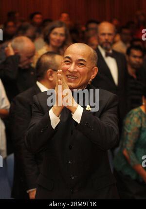 (140531) -- PHNOM PENH, 31 maggio 2014 (Xinhua) -- il re cambogiano Norodom Sihamoni presiede la cerimonia di apertura del 2° International Film Heritage Festival a Phnom Penh, Cambogia, 31 maggio 2014. Il 2° International Film Heritage Festival ha aperto qui sabato, con l'obiettivo di promuovere e preservare i film classici in tutto il mondo. (Xinhua/Sovannara) CAMBOGIA-PHNOM PENH-FILM FESTIVAL PUBLICATIONxNOTxINxCHN Phnom Penh maggio 31 2014 XINHUA re cambogiano Norodom Sihamoni preside della cerimonia di apertura del 2° International Film Heritage Festival a Phnom Penh Cambogia maggio 31 2014 2n Foto Stock