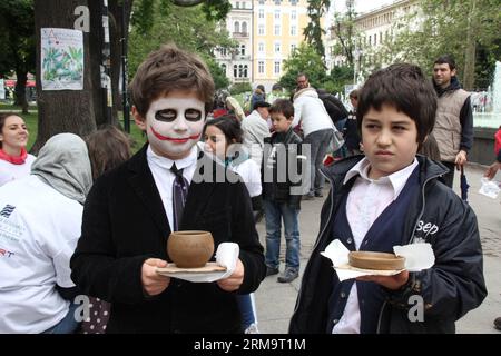 (140531) -- SOFIA, 31 maggio 2014 (Xinhua) -- i bambini espongono le loro opere in ceramica durante la festa per i bambini a Sofia, Bulgaria, 31 maggio 2014. La festa per la Festa dei bambini si terrà per due giorni. (Xinhua/Liu Zai) (zhf) BULGARIA-SOFIA-CHILDREN'S DAY PUBLICATIONxNOTxINxCHN Sofia maggio 31 2014 XINHUA Children'S Day in occasione della Festa per bambini a Sofia Bulgaria 31 2014 maggio la Festa per bambini sarà eroe per due giorni XINHUA Liu Zai Bulgaria Sofia Children'S Day PUBLICATIONxNOTxINxCHN Foto Stock