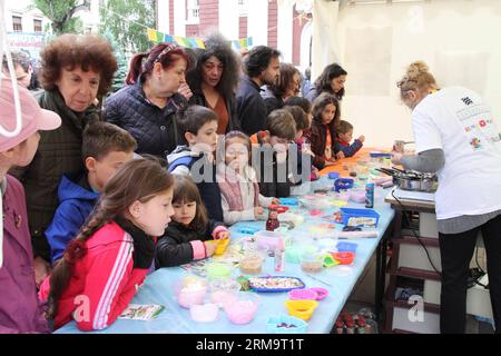 (140531) -- SOFIA, 31 maggio 2014 (Xinhua) -- i bambini fanno carte durante la festa per bambini a Sofia, Bulgaria, 31 maggio 2014. La festa per la Festa dei bambini si terrà per due giorni. (Xinhua/Liu Zai) (zhf) BULGARIA-SOFIA-FESTA DEI BAMBINI PUBLICATIONxNOTxINxCHN Sofia 31 2014 maggio i bambini XINHUA fanno carte durante la Festa dei bambini a Sofia Bulgaria 31 2014 maggio la Festa dei bambini sarà eroe per due giorni XINHUA Liu Zai Bulgaria Sofia Festa dei bambini PUBLICATIONXNOTXINXCHN Foto Stock