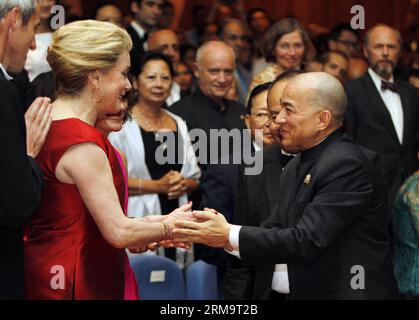 (140531) - PHNOM PENH, 31 maggio 2014 (Xinhua) - il re cambogiano Norodom Sihamoni (R) saluta l'attrice francese nominata all'Oscar Catherine Deneuve alla cerimonia di apertura del 2° International Film Heritage Festival a Phnom Penh, Cambogia, 31 maggio 2014. Il 2° International Film Heritage Festival ha aperto qui sabato, con l'obiettivo di promuovere e preservare i film classici in tutto il mondo. (Xinhua/Sovannara) CAMBOGIA-PHNOM PENH-FILM FESTIVAL PUBLICATIONxNOTxINxCHN Phnom Penh maggio 31 2014 XINHUA il re cambogiano Norodom Sihamoni r saluta l'attrice francese nominata all'Oscar Catherine Deneuve ALL'apertura Foto Stock