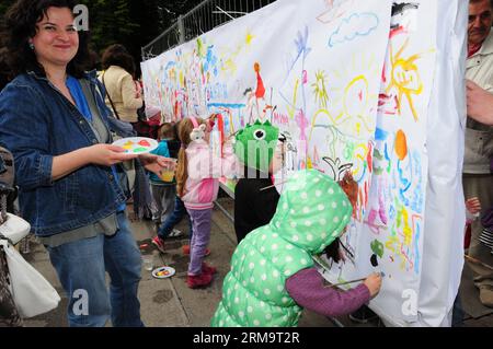 (140531) -- SOFIA, 31 maggio 2014 (Xinhua) -- i bambini disegnano foto durante la festa per la festa dei bambini a Sofia, Bulgaria, 31 maggio 2014. La festa per la Festa dei bambini si terrà per due giorni. (Xinhua/Chen Hang) (zhf) BULGARIA-SOFIA-CHILDREN S DAY PUBLICATIONxNOTxINxCHN Sofia maggio 31 2014 XINHUA Children'S Day a Sofia Bulgaria maggio 31 2014 la Festa dei bambini sarà eroe per due giorni XINHUA Chen Slope Bulgaria Sofia Children S Day PUBLICATIONxNOTxINxCHN Foto Stock