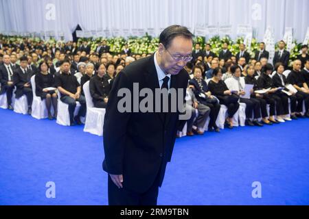 (140601) -- MACAO, 1 giugno 2014 (Xinhua) -- du Qinglin, membro del segretariato del Comitato centrale del Partito Comunista Cinese e vicepresidente del Comitato Nazionale della Conferenza politica consultiva del popolo Cinese (CPPCC), si inchina al ritratto di ma Man-kei durante un servizio commemorativo pubblico a Macao, Cina meridionale, 1 giugno 2014. Ma Man-kei, un rinomato imprenditore di Macao e consigliere politico di alto livello della Cina continentale, è morto di malattia alle 18:00, il 26 maggio. Ma era un illustre attivista sociale, patriota e amico intimo del Partito Comunista Cinese. Era vice presidente di Foto Stock