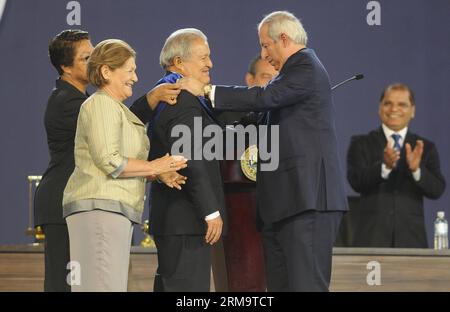 (140601) -- SAN SALVADOR, 1° giugno 2014 (Xinhua) -- il presidente Salvador Sanchez Ceren (2° R) riceve la sash presidenziale dal presidente dell'Assemblea legislativa Sigfrido Reyes (1° R) presso il Centro Internazionale di Fiere e convenzioni di San Salvador, El Salvador, il 1° giugno 2014. (Xinhua/Oscar Rivera) EL SALVADOR-SAN SALVADOR-PRESIDENTE-INAUGURAZIONE PUBLICATIONxNOTxINxCHN San Salvador 1 giugno 2014 il presidente di XINHUA El Salvador Salvador Salvador Salvador Sanchez Ceren 2° r riceve la seduta presidenziale dal presidente dell'Assemblea legislativa Sigfrido Reyes 1° r agli internazionali Foto Stock