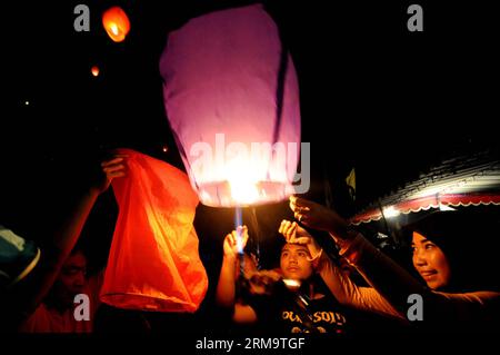 Gli indonesiani volano lanterne durante il tradizionale Dragon Boat Festival cinese a Yogyakarta, Indonesia, il 2 giugno 2014. Il Dragon Boat Festival, chiamato anche Duanwu Festival, è tradizionalmente celebrato il quinto giorno del quinto mese lunare, che cade il 2 giugno di quest'anno. (Xinhua/Oka Hamied)(cy) INDONESIA-YOGYAKARTA-DRAGON BOAT FESTIVAL PUBLICATIONxNOTxINxCHN celebrità indonesiane Fly Lanterns durante il Chinese Traditional Dragon Boat Festival a Yogyakarta Indonesia 2 giugno 2014 il Dragon Boat Festival così chiamato Duanwu Festival È tradizionalmente celebrato IL quinto giorno del Foto Stock