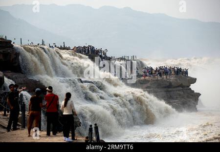 (140602) --YICHUAN, 2 giugno 2014 (Xinhua) -- le persone si riuniscono per guardare la cascata Hukou del fiume giallo nella contea di Yichuan, nella provincia dello Shaanxi della Cina nord-occidentale, 2 giugno 2014. (Xinhua/Liu Xiao) (yxb) CINA-HUKOU CASCATA-PAESAGGIO (CN) PUBLICATIONxNOTxINxCHN Yichuan 2 giugno 2014 le celebrità di XINHUA si riuniscono per guardare la cascata Hukou del fiume giallo nella contea di Yichuan nella provincia di Shaanxi della Cina nord-occidentale 2 giugno 2014 XINHUA Liu Xiao Cina Hukou cascata scenario CN PUBLICATIONXINXINXNXNXINXNCHN Foto Stock