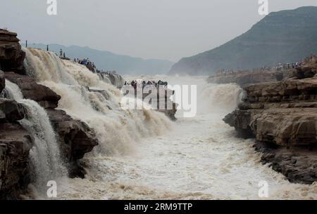 (140602) --YICHUAN, 2 giugno 2014 (Xinhua) -- le persone si riuniscono per guardare la cascata Hukou del fiume giallo nella contea di Yichuan, nella provincia dello Shaanxi della Cina nord-occidentale, 2 giugno 2014. (Xinhua/Liu Xiao) (yxb) CINA-HUKOU CASCATA-PAESAGGIO (CN) PUBLICATIONxNOTxINxCHN Yichuan 2 giugno 2014 le celebrità di XINHUA si riuniscono per guardare la cascata Hukou del fiume giallo nella contea di Yichuan nella provincia di Shaanxi della Cina nord-occidentale 2 giugno 2014 XINHUA Liu Xiao Cina Hukou cascata scenario CN PUBLICATIONXINXINXNXNXINXNCHN Foto Stock