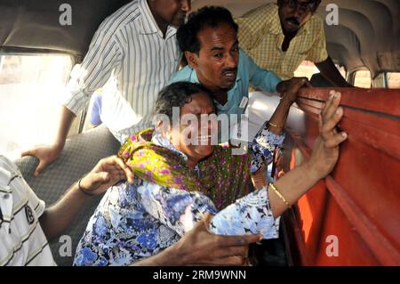 (140603) -- DACCA, 3 giugno 2014 (Xinhua) -- Un parente di una vittima piange dopo che i corpi dei migranti del Bangladesh sono arrivati all'aeroporto internazionale Hazrat Shahjalal dall'Arabia Saudita a Dacca, Bangladesh, il 3 giugno 2014. Almeno nove cittadini del Bangladesh sono rimasti uccisi in un incidente d'incendio in una fabbrica di mobili a Riyadh, capitale dell'Arabia Saudita, il 13 maggio 2014. (Xinhua/Shariful Islam) BANGLADESH-DHAKA-FIRE ACCIDENT-BODIES PUBLICATIONxNOTxINxCHN Dhaka 3 giugno 2014 XINHUA parente di una vittima piange dopo che i corpi dei migranti del Bangladesh sono arrivati A Hazrat International A. Foto Stock