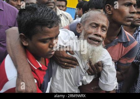 (140603) -- DACCA, 3 giugno 2014 (Xinhua) -- Un parente di una vittima piange dopo che i corpi dei migranti del Bangladesh sono arrivati all'aeroporto internazionale Hazrat Shahjalal dall'Arabia Saudita a Dacca, Bangladesh, il 3 giugno 2014. Almeno nove cittadini del Bangladesh sono rimasti uccisi in un incidente d'incendio in una fabbrica di mobili a Riyadh, capitale dell'Arabia Saudita, il 13 maggio 2014. (Xinhua/Shariful Islam) BANGLADESH-DHAKA-FIRE ACCIDENT-BODIES PUBLICATIONxNOTxINxCHN Dhaka 3 giugno 2014 XINHUA parente di una vittima piange dopo che i corpi dei migranti del Bangladesh sono arrivati A Hazrat International A. Foto Stock