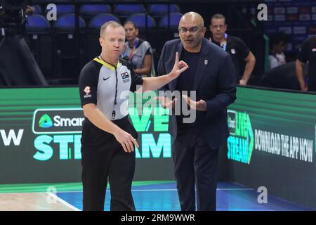 Pasay, Filippine. 27 agosto 2023. L'allenatore Roy Rana della pallacanestro egiziana discute con l'arbitro durante la partita di Coppa del mondo di pallacanestro maschile FIBA 2023 tra Egitto e Montenegro alla MOA Arena. Punteggio finale Montenegro 89:74 Egypt Credit: SOPA Images Limited/Alamy Live News Foto Stock