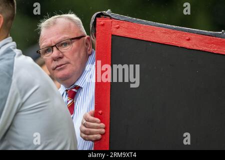 Steve Evans, allenatore di calcio, che pareggiava da Dugout, mentre era responsabile dello Stevenage Football Club. Foto Stock