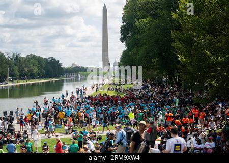 Washington, USA. 27 agosto 2023. Le persone si riuniscono durante un evento commemorativo del 60° anniversario della marcia su Washington al Lincoln Memorial di Washington, DC, negli Stati Uniti, 26 agosto 2023. PER ANDARE CON 'Feature: Migliaia si riuniscono nella capitale degli Stati Uniti per celebrare il 60° anniversario di marzo su Washington' Credit: Liu Jie/Xinhua/Alamy Live News Foto Stock