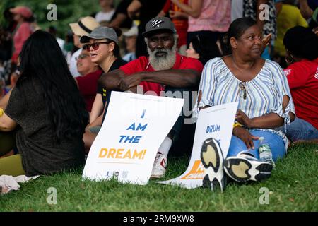 Washington, USA. 27 agosto 2023. Le persone si riuniscono durante un evento commemorativo del 60° anniversario della marcia su Washington al Lincoln Memorial di Washington, DC, negli Stati Uniti, 26 agosto 2023. PER ANDARE CON 'Feature: Migliaia si riuniscono nella capitale degli Stati Uniti per celebrare il 60° anniversario di marzo su Washington' Credit: Liu Jie/Xinhua/Alamy Live News Foto Stock